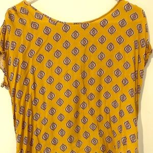 Adorable yellow top!! ☀️✨